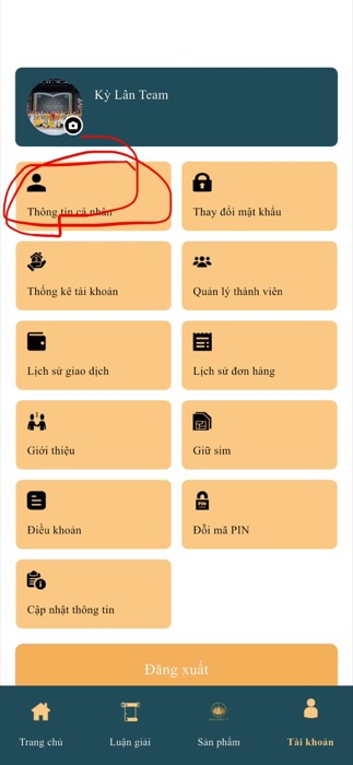 Thanh menu dưới cùng của app, chỉ vào mục Tài khoản