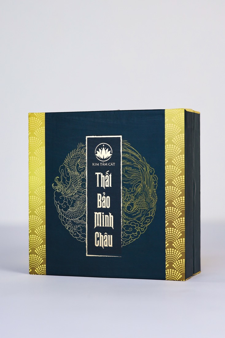 Hộp Thất Bảo Minh Châu chụp nghiêng, thấy rõ độ dày và gáy hộp