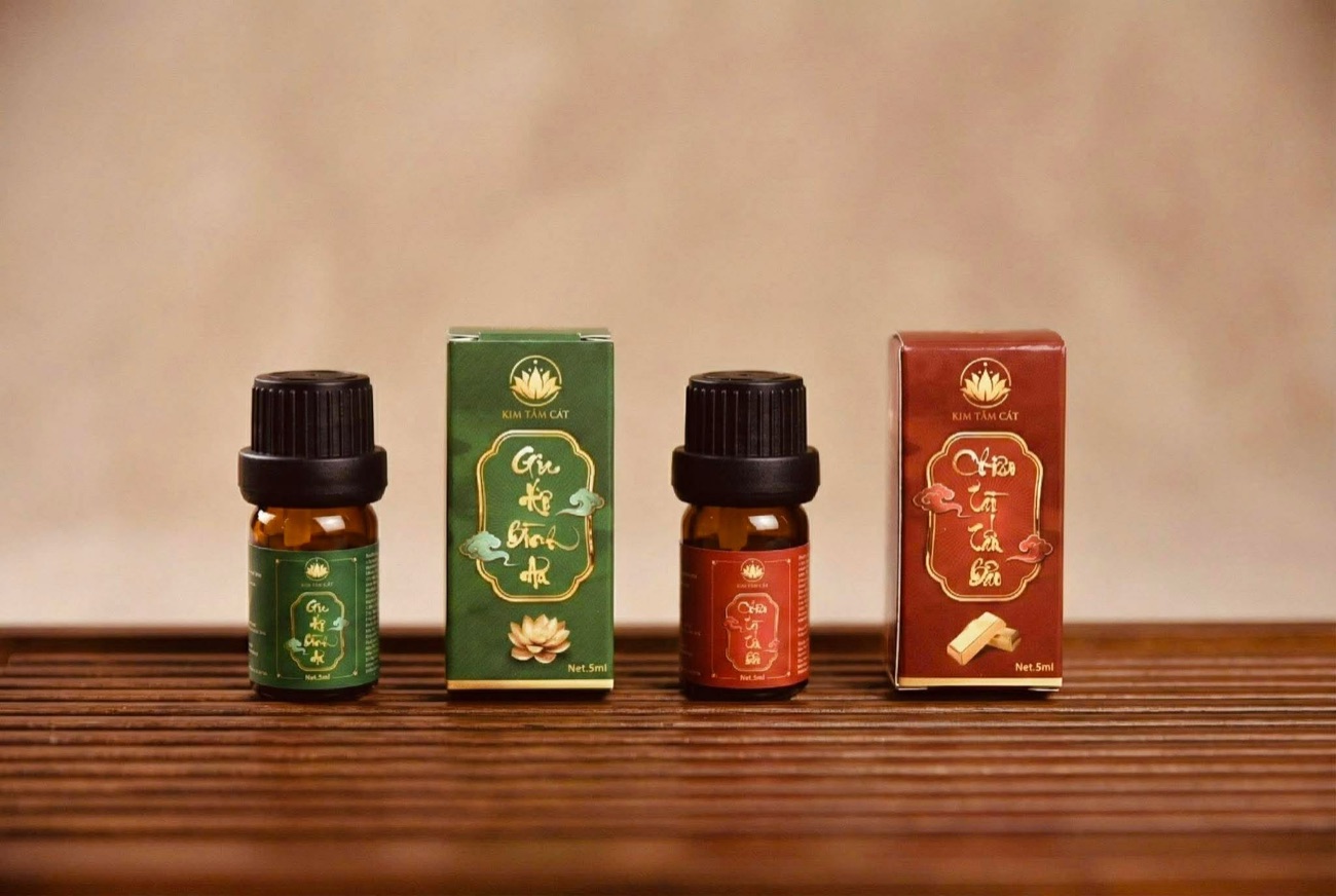 Lọ tinh dầu tặng kèm khi khách mua 2 hộp bột hoặc 4 hộp nụ Thần Hương